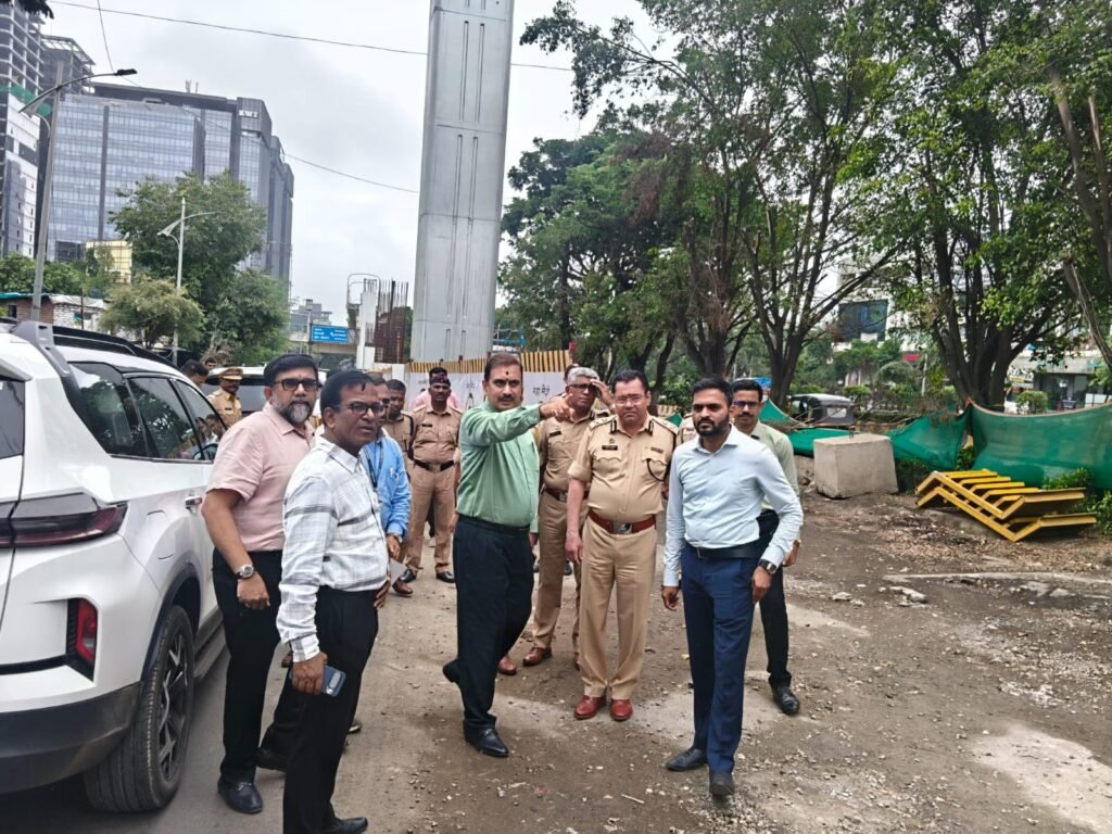 आषाढी वारीच्या पार्श्वभूमीवर पोलीस आयुक्तांकडून पालखी मार्गाची पाहणी; मेट्रो कामांमुळे अडथळे दूर करण्याच्या सूचना