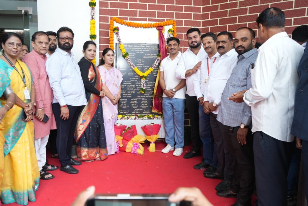 कासारवाडीत नव्याने उभारण्यात आलेल्या श्री छत्रपती राजर्षी शाहू महाराज प्राथमिक व माध्यमिक शाळेचे महापौर रवी लांडगे यांच्या हस्ते उद्घाटन