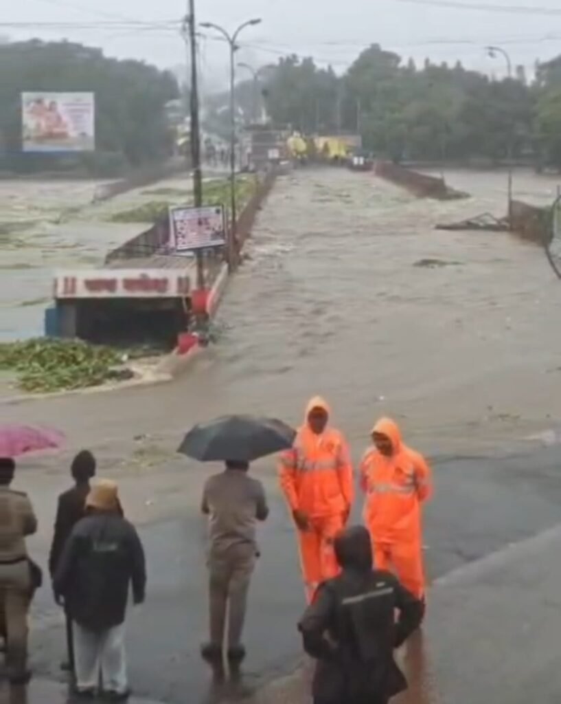 आळंदीत इंद्रायणी नदीला महापूर; चारही पूल पाण्याखाली, वारकऱ्यांना आळंदीत न येण्याचे प्रशासनाचे आवाहन