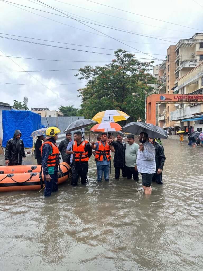रहाटणीत पूर परिस्थिती; राम मंदिरात अडकलेल्या नागरिकांच्या मदतीला धावले भाजप शहराध्यक्ष शत्रुघ्न काटे