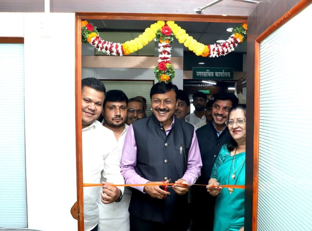 मुख्यमंत्री देवेंद्र फडणवीस यांच्या वाढदिवसानिमित्त महापौर वैद्यकीय सहाय्यता कक्षाचे उद्घाटन