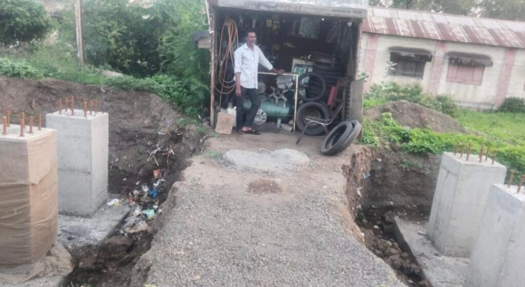 नगर-मनमाड महामार्गाच्या कामामुळे छोट्या व्यावसायिकांवर उपासमारीची वेळ