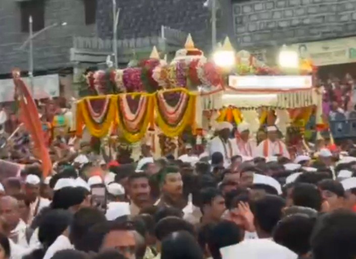 भावपूर्ण वातावरणात संत ज्ञानेश्वर महाराजांच्या पालखीचे पुण्याकडे प्रस्थान; आळंदीकर ग्रामस्थांचा अश्रुपूर्ण निरोप