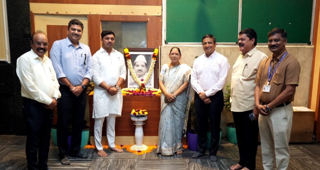 थोर स्वातंत्र्यसैनिक क्रांतिसिंह नाना पाटील यांना जयंतीनिमित्त महानगरपालिकेच्या वतीने अभिवादन