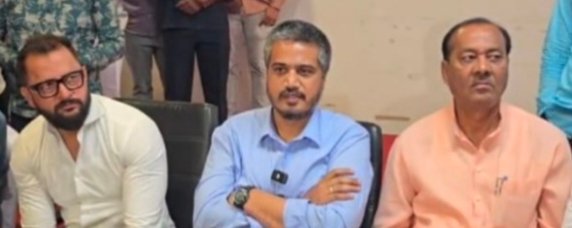 चाकणच्या खड्डेमय रस्त्यांवरून रोहित पवारांचा सरकारवर हल्लाबोल